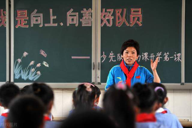 江湖上武林英豪辈出，但独占奇门遁甲术超脱于武林又隐于江湖，奇门遁甲本属一派，后因门派门生门派权力之争，和对道法秘术研究标的目的分歧而分为奇门派和遁甲派。奇门派的“伯道上人”研究易学神通，遁甲派的“青墨上人”则痴迷于机关丹药，两人本是师兄弟，却道分歧不相为谋。两派底细互制衡，却因一场门派最强比试而四分五裂，青墨之死、伯道回隐被写进江湖别史，从此江湖上再无奇门遁甲高手，隐遁江湖。